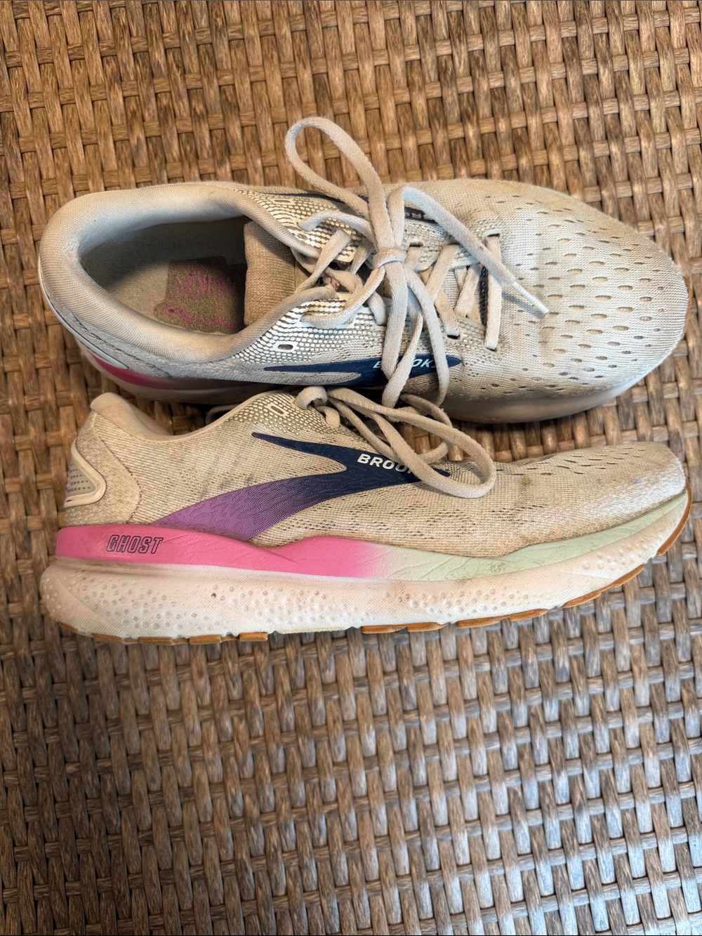 Brooks Light Gray Athletic Sneakers with Blue Accents